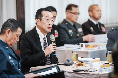台湾の顧立雄国防部長（左から２人目）＝３月３日、台北（台湾国防省提供）（ＡＦＰ時事）