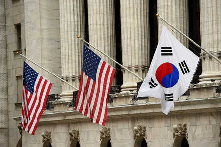 韓国国旗（右）と米国旗（ＡＦＰ時事）