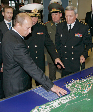 ロシア極東カムチャツカ半島の潜水艦基地を視察するプーチン大統領(手前左)=2007年9月、ビリュチンスク(EPA時事)