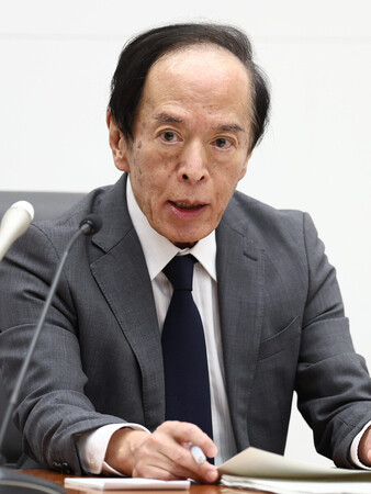 金融政策決定会合を終え、記者会見する日銀の植田和男総裁=31日午後、日銀本店