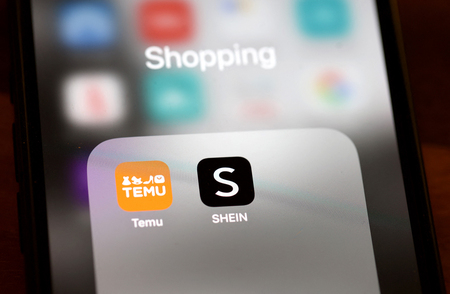 中国系ネット通販の「SHEIN(シーイン)」と「Temu(テム)」のアプリが入ったスマホ(AFP時事)
