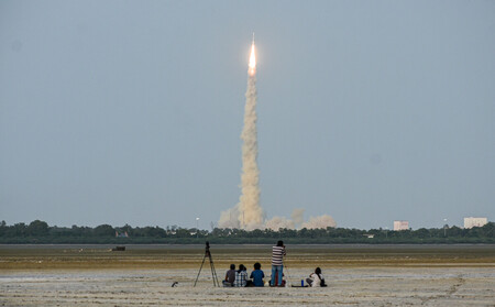 30日、インド南部スリハリコタの宇宙センターから打ち上げられた米印共同開発の地表観測衛星を搭載したロケット(EPA時事)