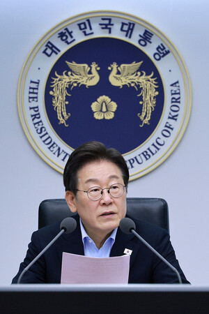韓国大統領府で、会議に参加する李在明大統領＝３１日、ソウル（ＥＰＡ時事）