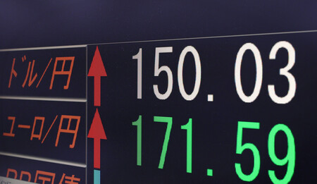 1ドル=150円台を付けた円相場を示すモニター=31日午後、東京都中央区