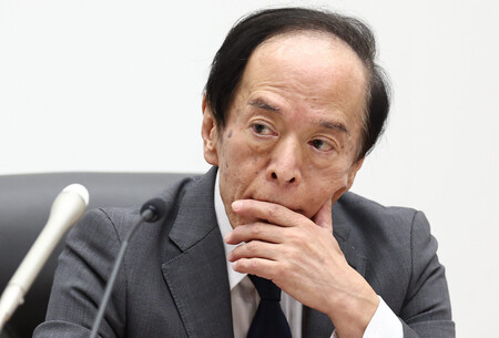 金融政策決定会合を受け、記者会見で質問を聞く日銀の植田和男総裁=31日午後、日銀本店