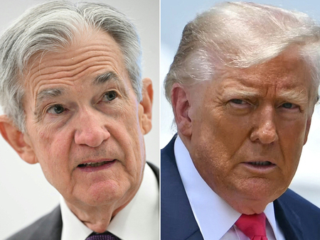 トランプ米大統領(写真右)と連邦準備制度理事会(FRB)のパウエル議長(AFP時事)