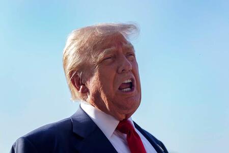 ７月２５日、米ワシントンのホワイトハウスを出発する際に取材に応じるトランプ大統領（ＥＰＡ時事）