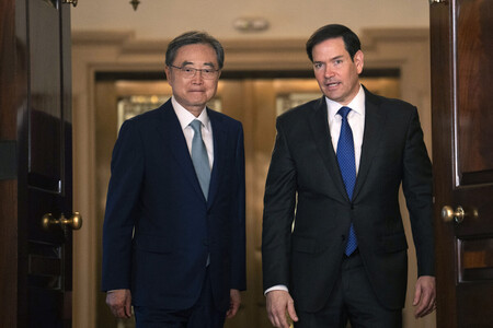 ルビオ米国務長官(右)と趙顕韓国外相=31日、ワシントン(AFP時事)