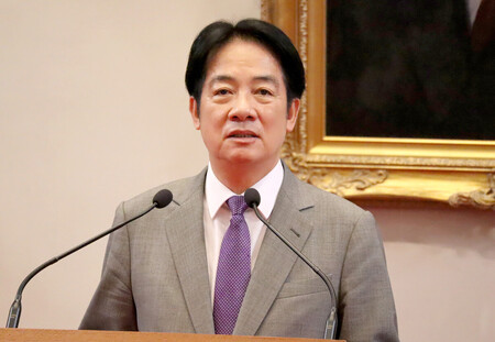 1日、台北の台湾総統府で記者会見する頼清徳総統