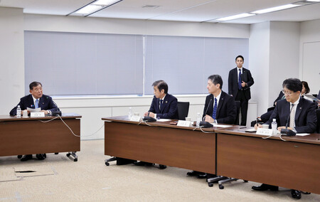 日米関税交渉の合意に関して、自動車業界との意見交換会で発言する石破茂首相(左端)=7月31日、東京都港区