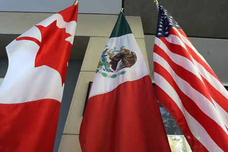 （左から）カナダとメキシコ、米国の国旗＝２０１７年９月、オタワ（ＡＦＰ時事）