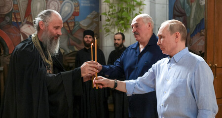 1日、ロシア北西部カレリア共和国のワラーム島を訪問したプーチン大統領(右端)とベラルーシのルカシェンコ大統領(右から2人目)(AFP時事)