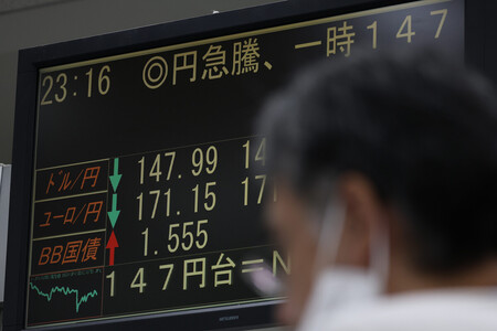 １ドル＝１４７円台に急騰した円相場を示すモニター＝１日午後、東京都中央区