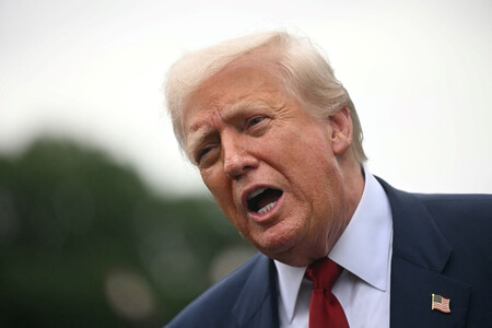 1日、ワシントンで記者団の取材に応じるトランプ米大統領(AFP時事)