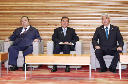 閣議に臨む石破茂首相(中央)ら=1日午前、首相官邸