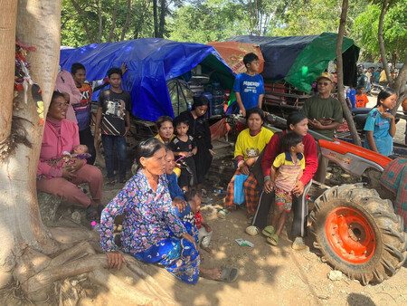 タイとの武力衝突で避難所生活を送るカンボジアの市民=1日、北部ウッドーミアンチェイ州(在カンボジア日本大使館のフェイスブックより・時事)