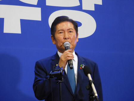 ２日、ソウル近郊の高陽市で記者会見する与党「共に民主党」新代表の鄭清来氏