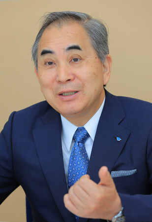 インタビューに答える小林製薬の大田嘉仁会長＝７月２５日、大阪市中央区
