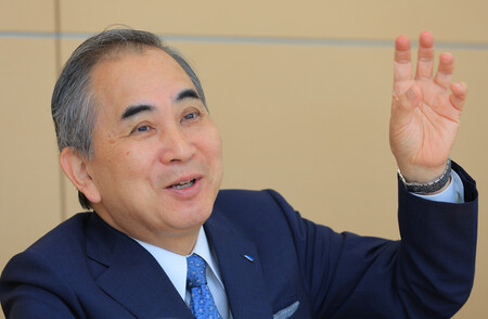 インタビューに答える小林製薬の大田嘉仁会長＝７月２５日、大阪市中央区