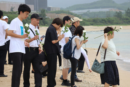 ３日、台湾南部・屏東県恒春の浜辺で、バシー海峡の戦没者に献花する慰霊祭参加者ら