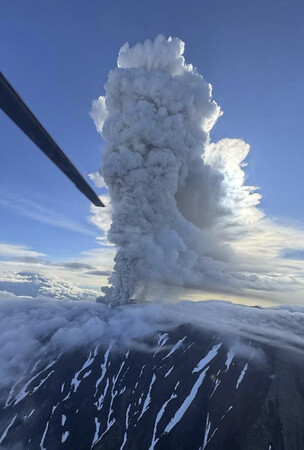 ３日、噴火したロシア・カムチャツカ半島のクラシェニンニコフ山（ロシア科学アカデミー極東支部提供）（ＥＰＡ時事）