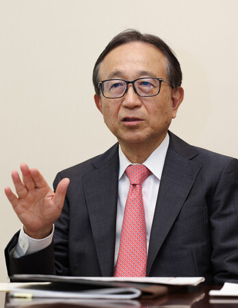 インタビューに答える三菱UFJフィナンシャル・グループの亀沢宏規社長=7月28日、東京都千代田区