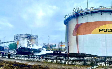 ロシア南部ソチでウクライナのドローン攻撃を受けた石油貯蔵施設で行われる消火活動=3日のプロシュニン・ソチ市長のテレグラムより(AFP時事)