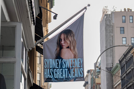 米女優シドニー・スウィーニーさんを起用したカジュアル衣料販売アメリカン・イーグル・アウトフィッターズの広告=4日、ニューヨーク(ロイター時事)