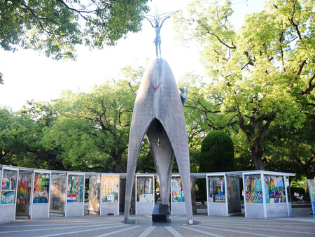 「原爆の子の像」(中央)とその周りに展示される折り鶴=7月24日、広島市中区