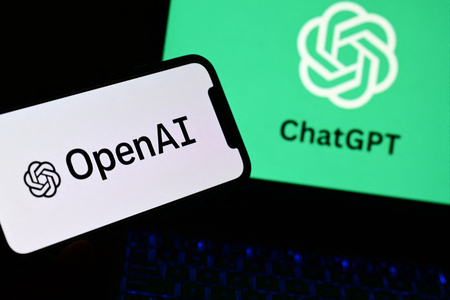 米オープンAI(手前)とチャットGPTのロゴマーク(AFP時事)