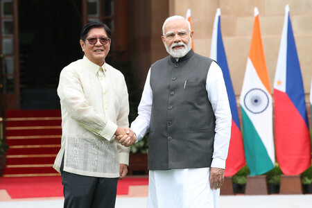 5日、ニューデリーで会談に臨むフィリピンのマルコス大統領(左)とインドのモディ首相(EPA時事)