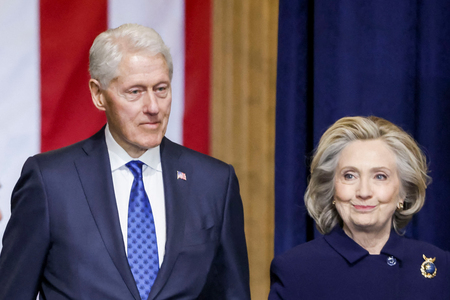 クリントン元米大統領夫妻(AFP時事)