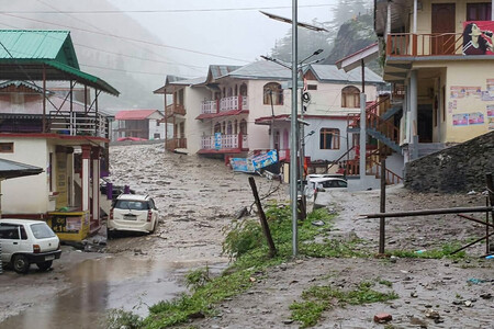 ５日、豪雨に見舞われたインド北部ウッタラカンド州で、家屋が立ち並ぶ地域に流れ込む泥水（州災害対策当局提供）（ＡＦＰ時事）