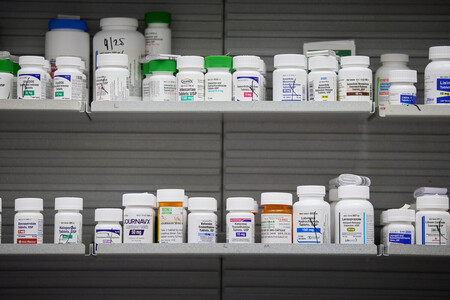 薬局の棚に並ぶ医薬品＝５月、米ロサンゼルス（ＥＰＡ時事）
