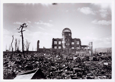 1945年8月6日に広島に原爆が投下された後、米軍が撮影した原爆ドーム=広島市の平和記念資料館提供(EPA時事)
