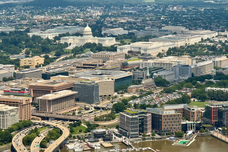 米連邦議会議事堂（左奥）と首都ワシントンの街並み＝７月２１日（ＡＦＰ時事）