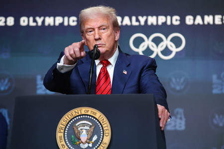 2028年ロサンゼルス五輪に向けた対策本部設置の大統領令に署名し、記者団の質問を受けるトランプ米大統領=5日、ワシントン(EPA時事)