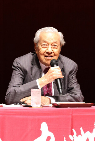講演するマレーシアのマハティール元首相＝６日午後、福岡市の九州大学