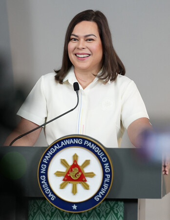 記者会見するフィリピンのサラ・ドゥテルテ副大統領＝２月７日、マニラ首都圏マンダルヨン市（副大統領府提供・時事）