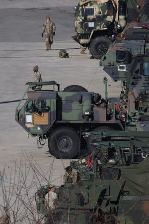 米韓合同軍事演習の準備を整えた米軍車両＝２０２４年３月、韓国・京畿道東豆川市（ＥＰＡ時事）