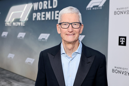 米アップルのクック最高経営責任者（ＣＥＯ）＝６月１６日、ニューヨーク（ＡＦＰ時事）