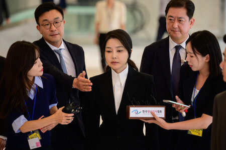 韓国の尹錫悦前大統領夫人の金建希氏（中央）＝６日、ソウル（ＥＰＡ時事）