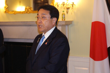 記者会見する赤沢亮正経済再生担当相＝７日、ワシントン