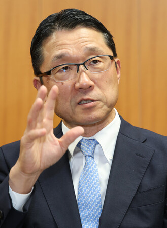 インタビューに答える金融庁の伊藤豊長官=7日午前、東京都千代田区