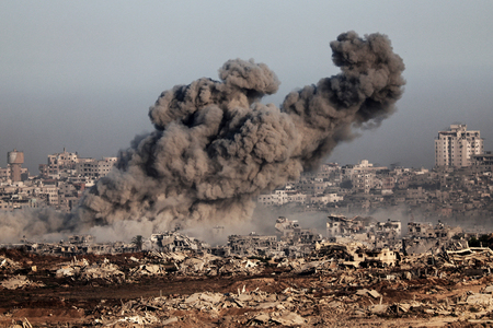 イスラエル軍の攻撃を受けて立ち上る煙＝７月１７日、パレスチナ自治区ガザ（ＡＦＰ時事）