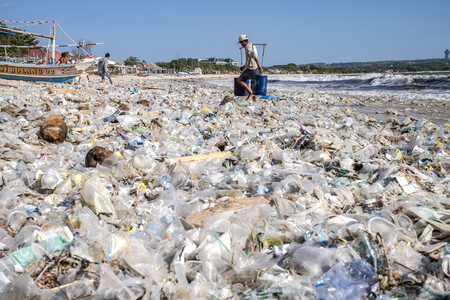 海岸に散乱したプラスチックごみ=2024年3月19日、インドネシアのバリ島(EPA時事)