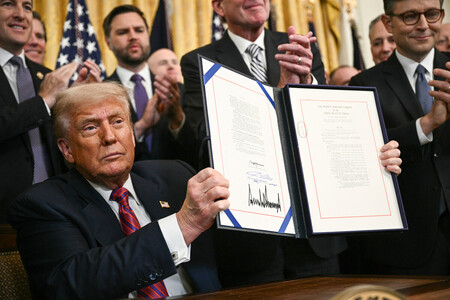 「ステーブルコイン」の規制整備に関する法案に署名したトランプ米大統領=7月18日、ワシントン(AFP時事)