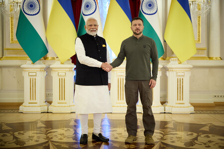 インドのモディ首相（左）とウクライナのゼレンスキー大統領＝２０２４年８月、キーウ（ウクライナ大統領府提供）（ＥＰＡ時事）