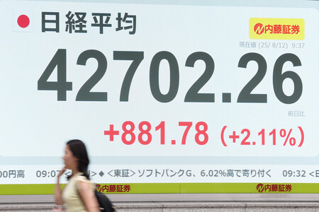 取引時間中の史上最高値を更新した日経平均株価を示すモニター＝１２日午前、東京都中央区