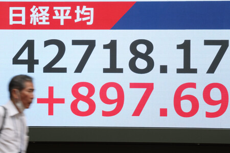 史上最高値を更新した日経平均株価を示すモニター=12日午後、東京都中央区